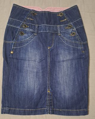 Falda vaquera ajustada con botones delanteros