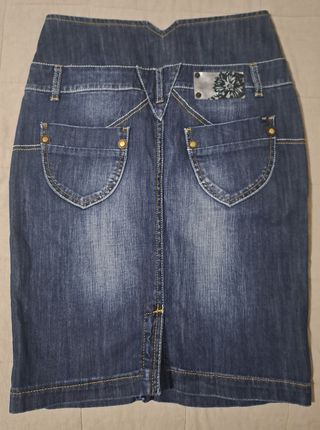 Falda vaquera ajustada con botones delanteros