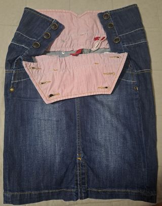 Falda vaquera ajustada con botones delanteros