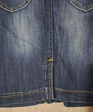 Falda vaquera ajustada con botones delanteros