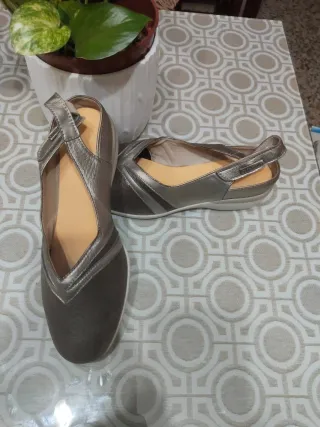 Zapatos y sandalias plateados y marrones