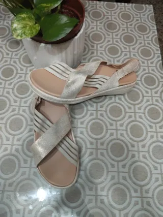 Zapatos y sandalias plateados y marrones