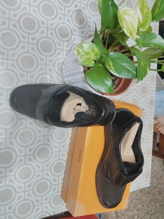 Zapatos y sandalias plateados y marrones