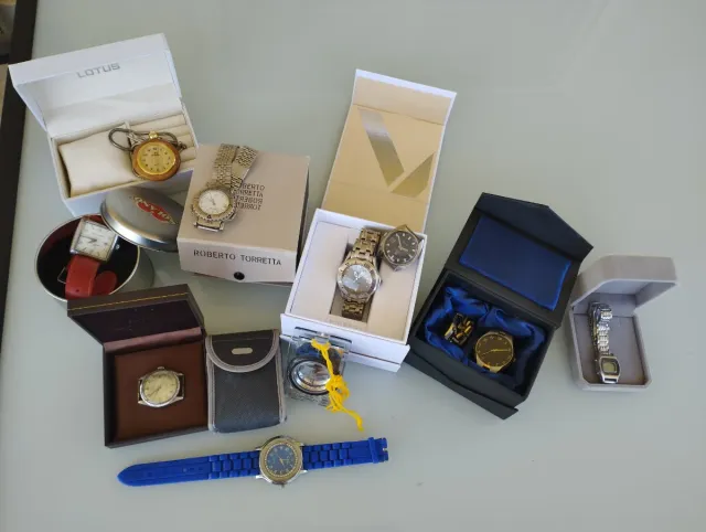 Lote de relojes, brújula y joyero