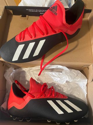 Botines Adidas Negros y Rojos