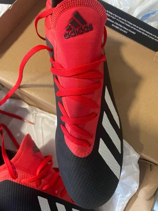 Botines Adidas Negros y Rojos