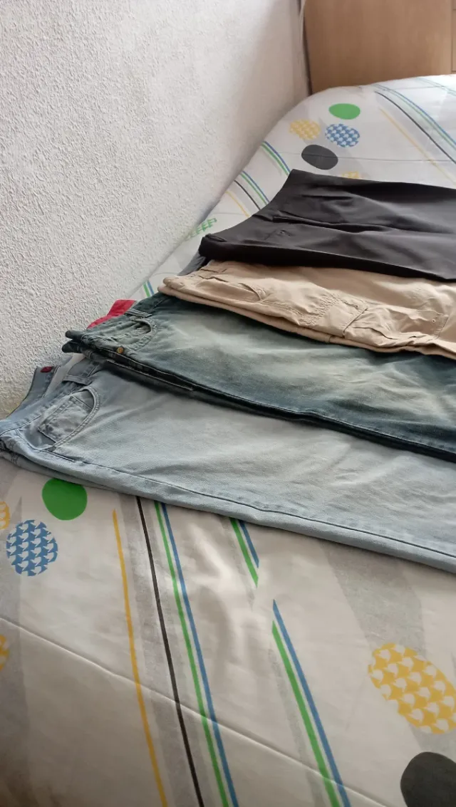 Pantalones vaqueros uno Emidio Tucci ,otro vaquero