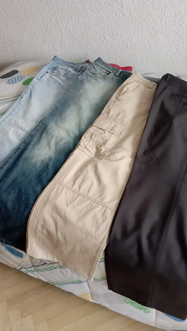 Pantalones vaqueros uno Emidio Tucci ,otro vaquero