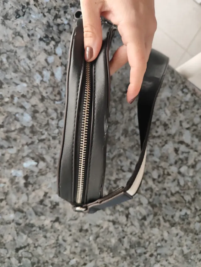 Bolso Guess Negro Correa Rayas