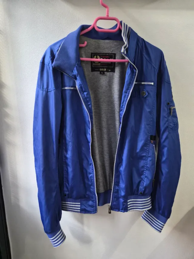 Chaqueta azul con forro gris