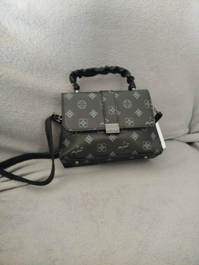 Bolso negro con estampado