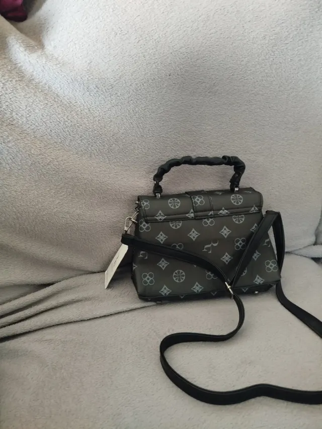 Bolso negro con estampado