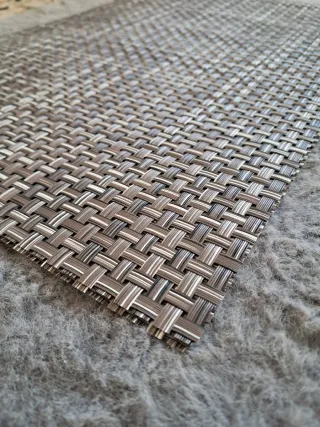 Set di 2 tovagliette intrecciate color argento