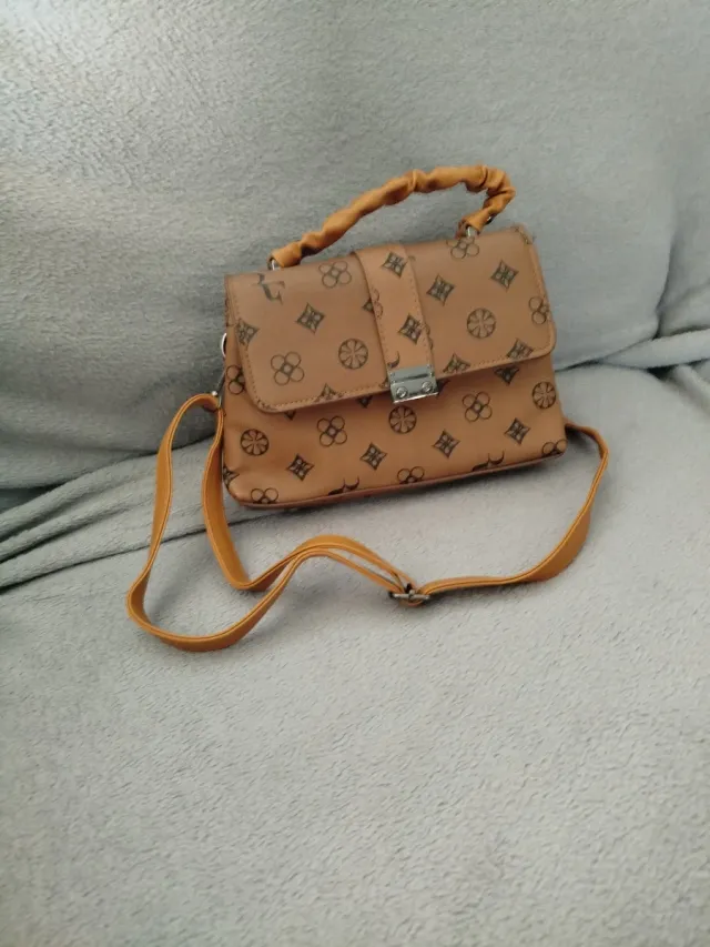 Bolso marrón con estampado