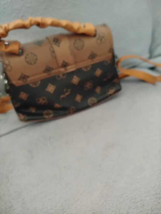 Bolso marrón con estampado