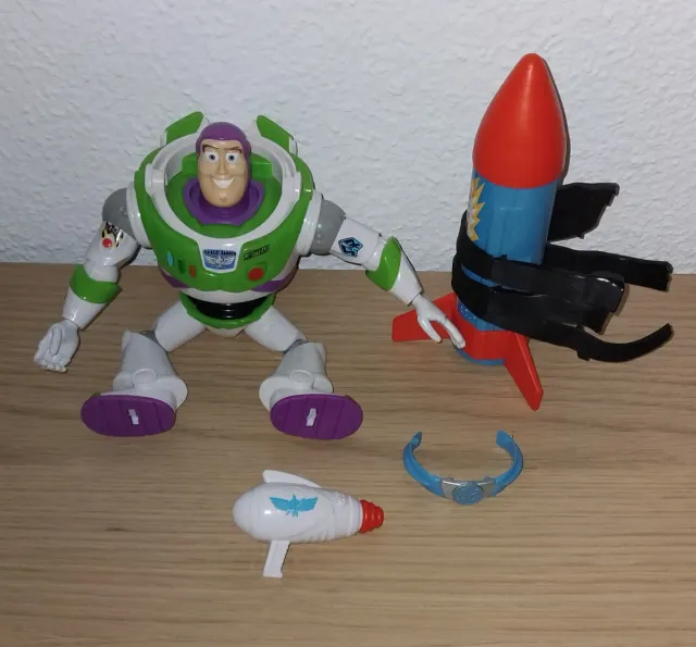 Muñeco Buzz Lightyear con cohete y pistola