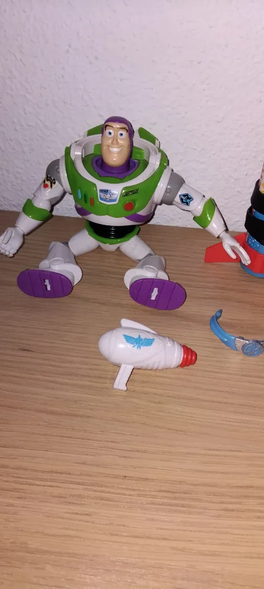 Muñeco Buzz Lightyear con cohete y pistola