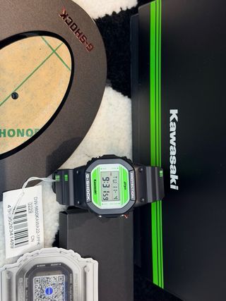 Casco G-Shock x Kawasaki DW-5600 Edición Limitada
