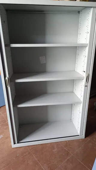 Armario metálico con puerta persiana