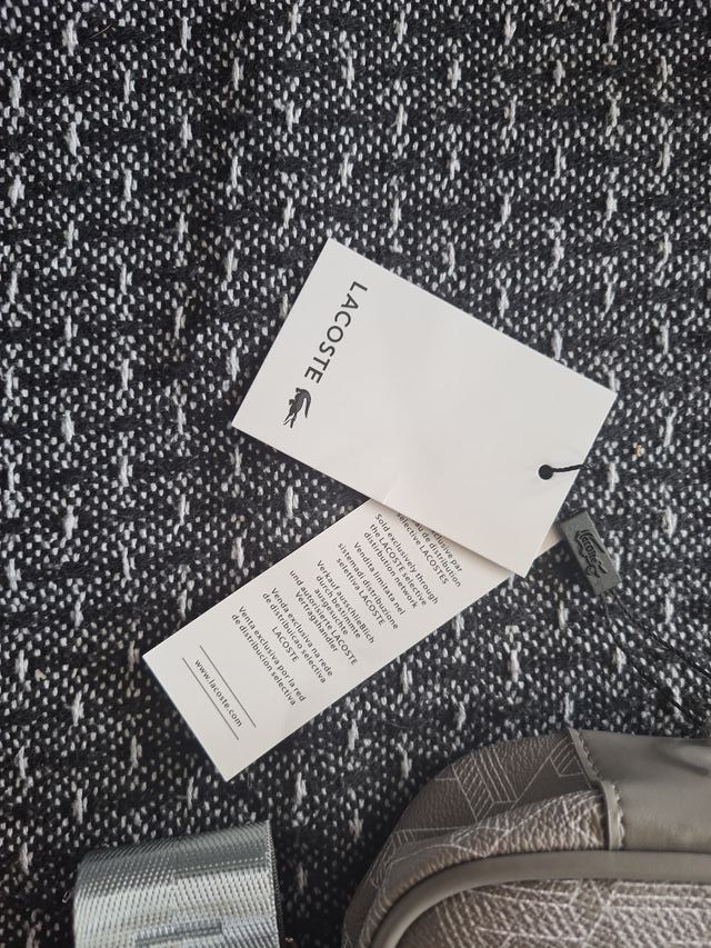 Bandolera Lacoste gris