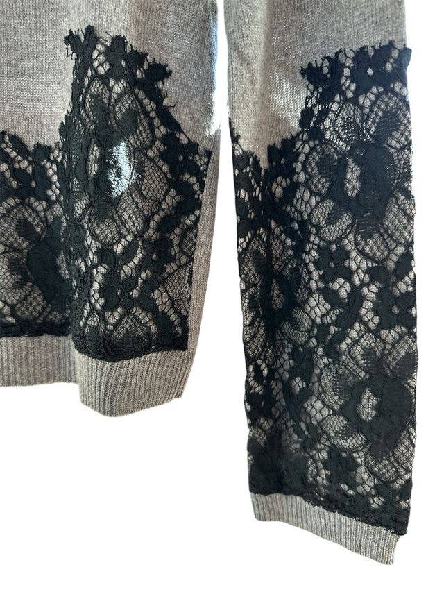 Jersey gris con encaje negro