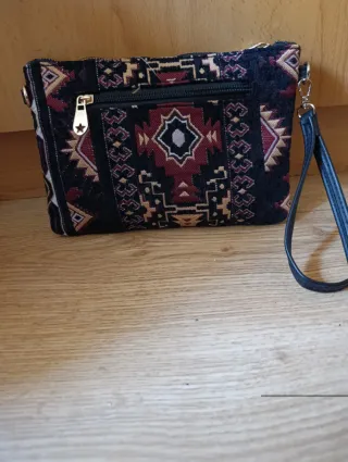 Bolso de mano con correa