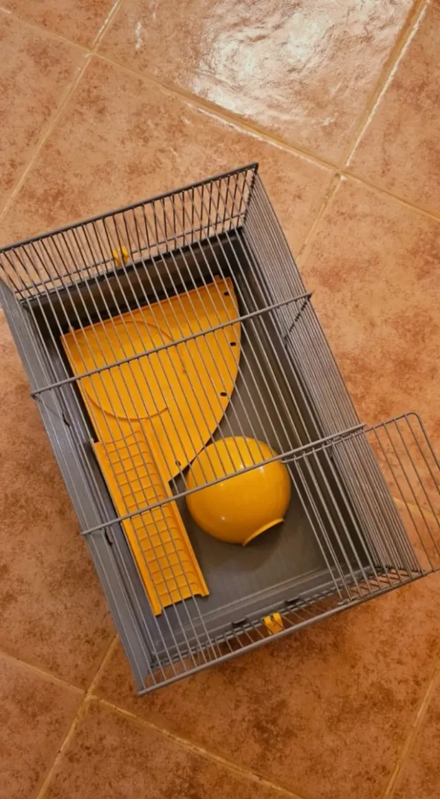 Jaula para hámster gris y naranja
