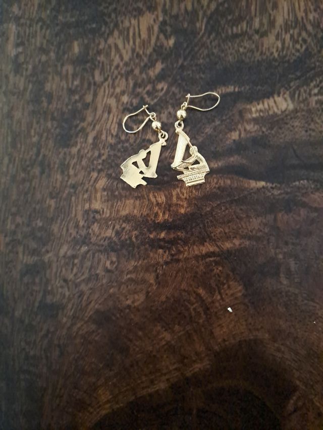 Pendientes dorados con diseño de barcos