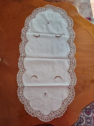 Centrino ovale ricamo fiori bianco