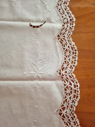 Centrino ovale ricamo fiori bianco