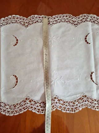 Centrino ovale ricamo fiori bianco