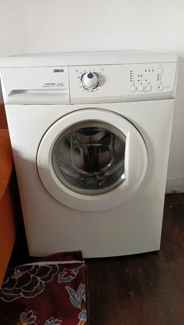 Lavadora Zanussi ,funcina ,pequeña pérdida de agua