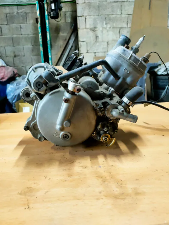 Motor Derbi Euro 2 con pata de arranque.