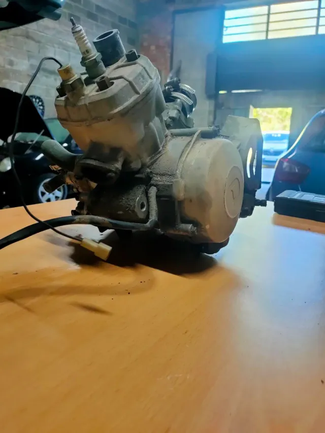 Motor Derbi Euro 2 con pata de arranque.