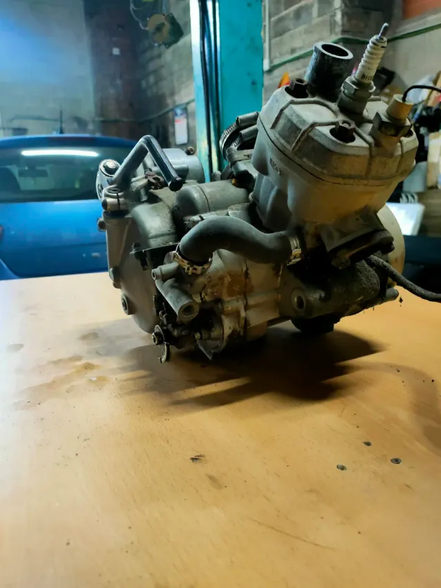 Motor Derbi Euro 2 con pata de arranque.