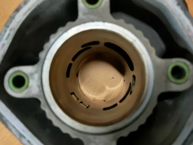 Motor Derbi Euro 2 con pata de arranque.