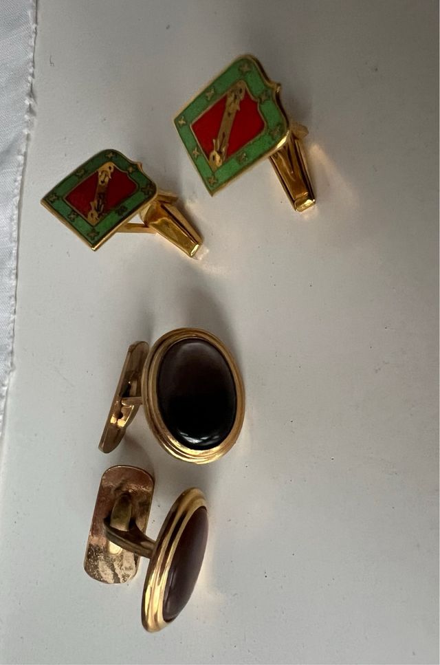 Gemelos dorados con esmalte rojo y verde