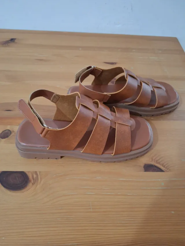 Sandálias Castanhas