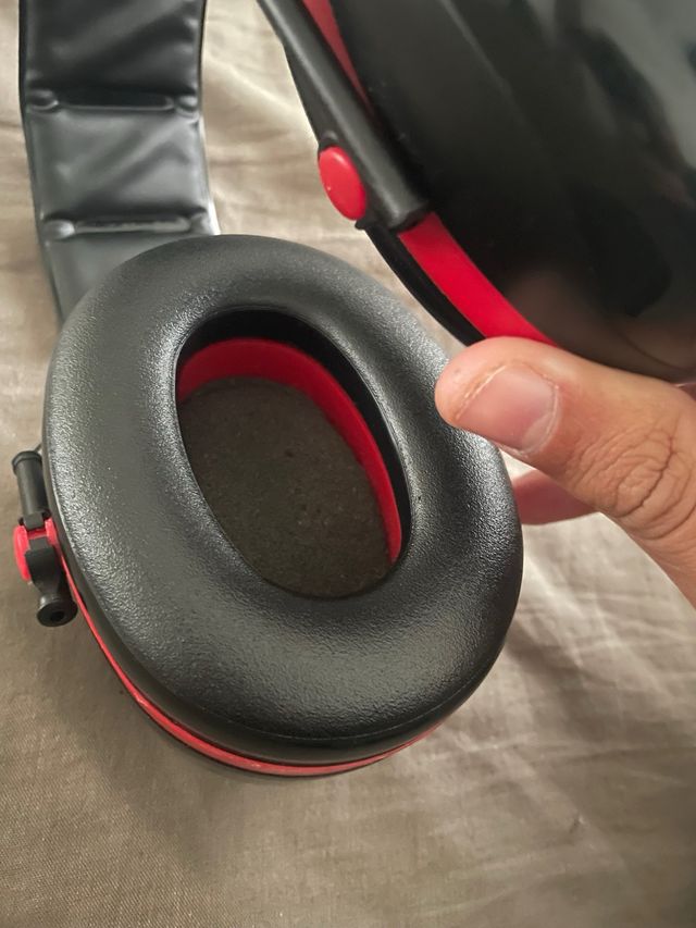 Cascos Insonorizados Negros y Rojos