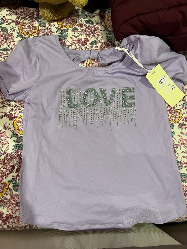 Camiseta morada con la palabra LOVE