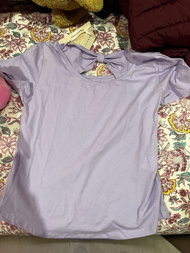 Camiseta morada con la palabra LOVE