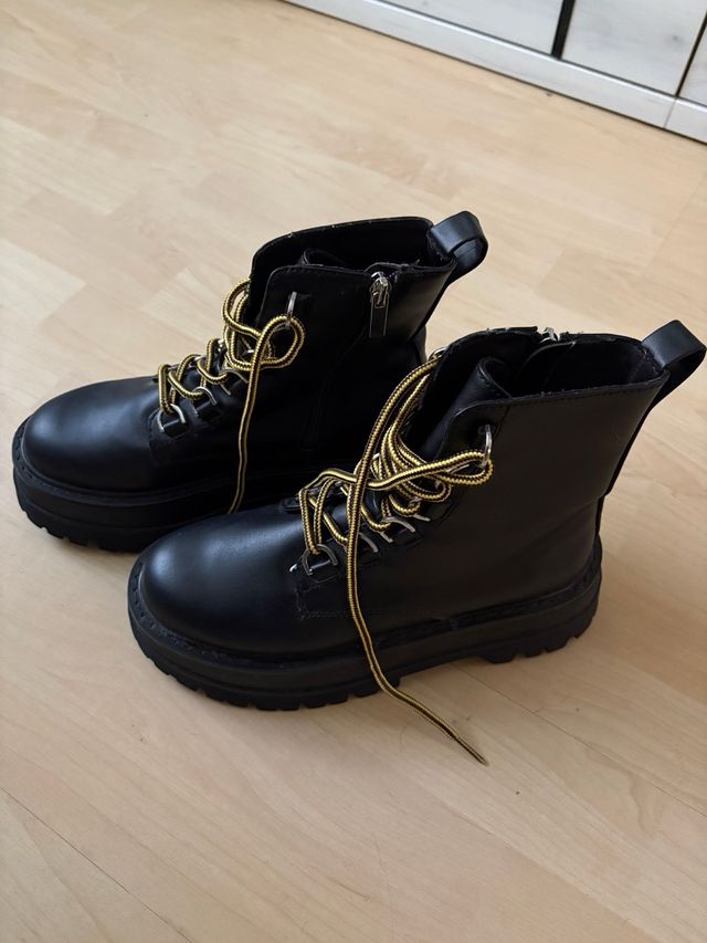 Botas negras plataforma cordones amarillos