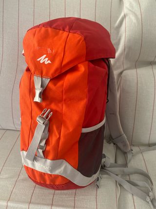 Mochila Quechua naranja y roja