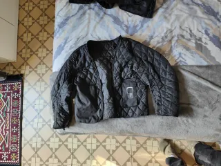 Chaqueta de moto negra con detalles flúor