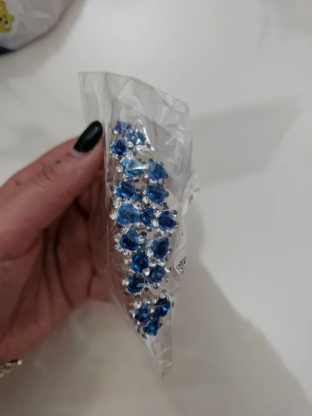 Horquillas azules con flores y diamantes