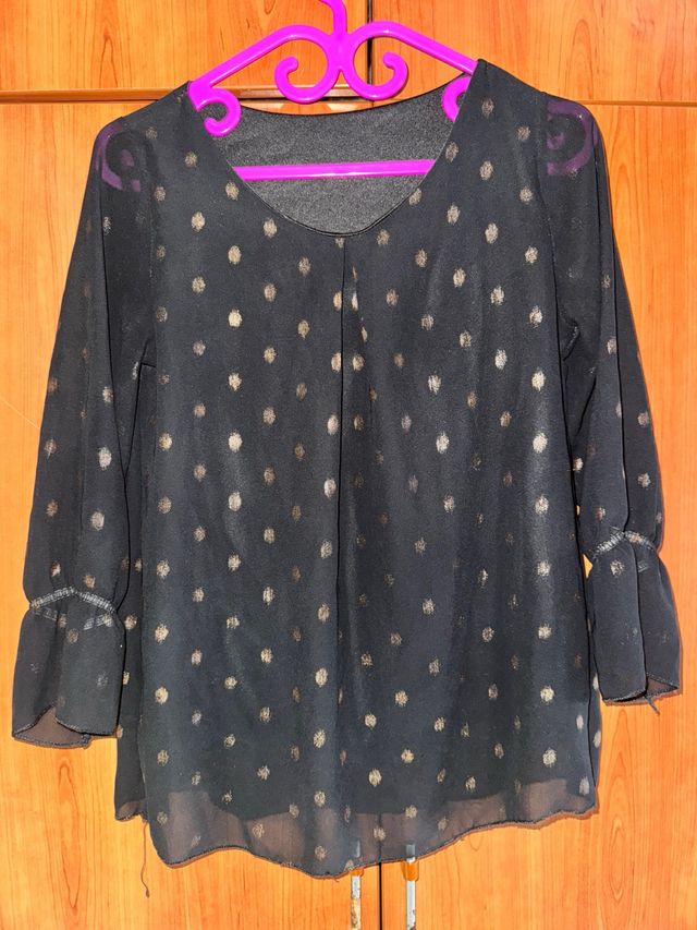Blusa negra con lunares dorados