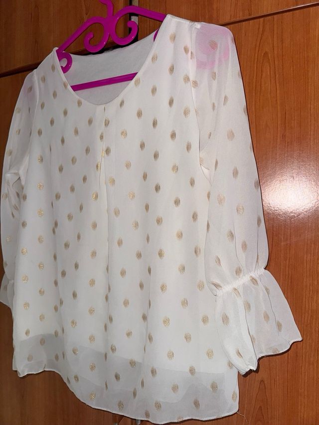 Blusa blanca con topos dorados