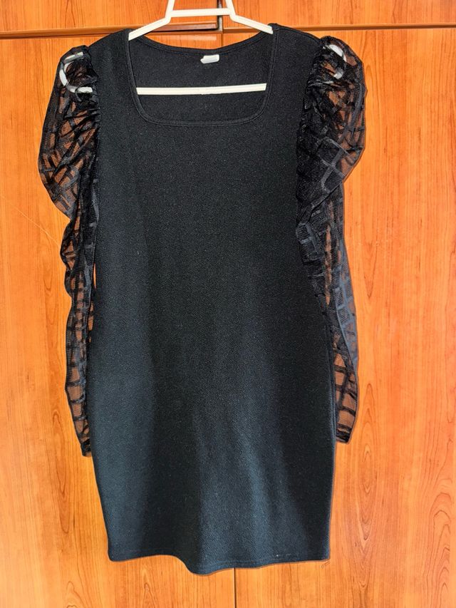 Vestido negro elegante con mangas de encaje