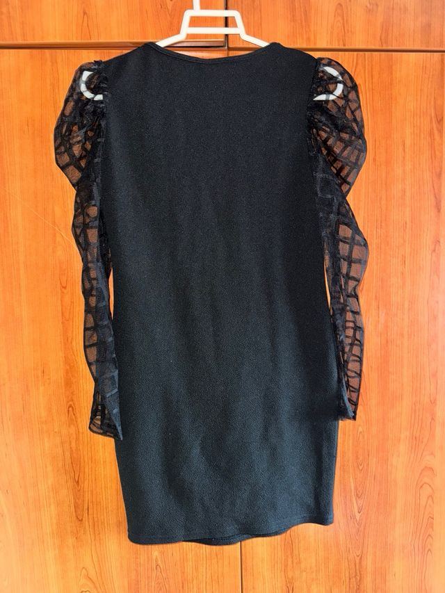 Vestido negro elegante con mangas de encaje