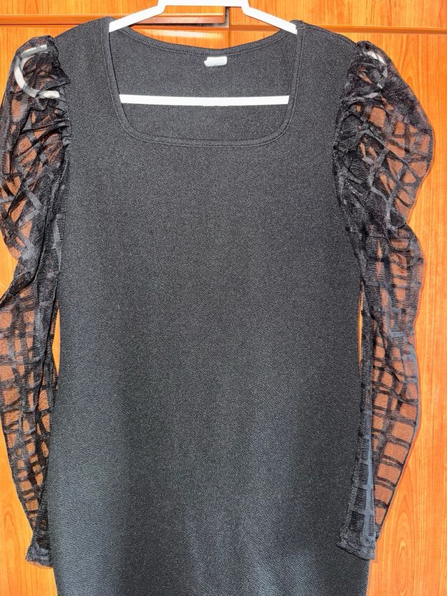Vestido negro elegante con mangas de encaje